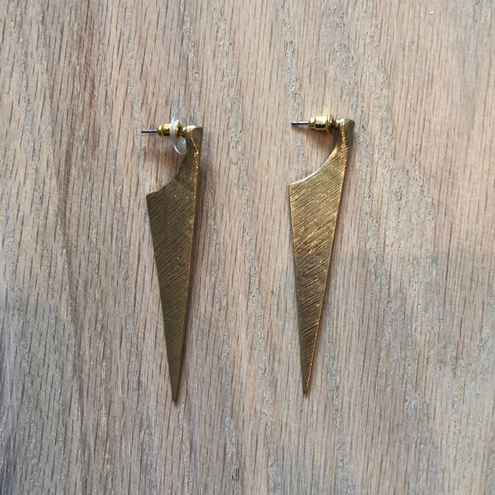 GOLD SHARP ANGLE EARRINGS ✨